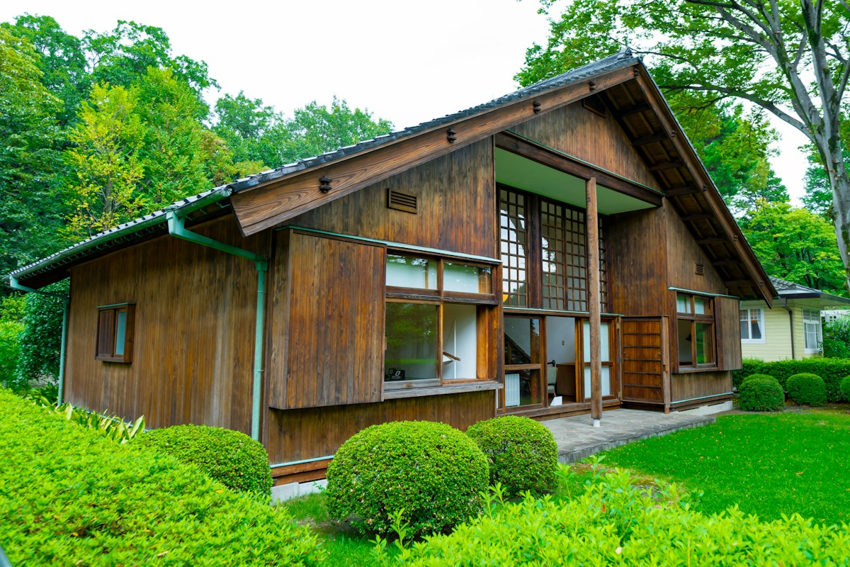 日本木造住宅與庭園的實景照片